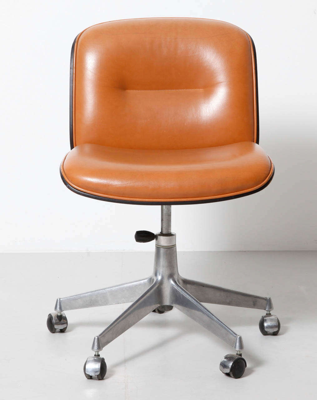 2 cognac adjustable/swivel office chairs in Brazilian rosewood and soft Italian leather designed by Ico Parisi for M.I.M. (Mobili Italiani Moderni) Roma 1970.
Chairs have cast 5 star aluminium base.

All chairs are in a very good vintage