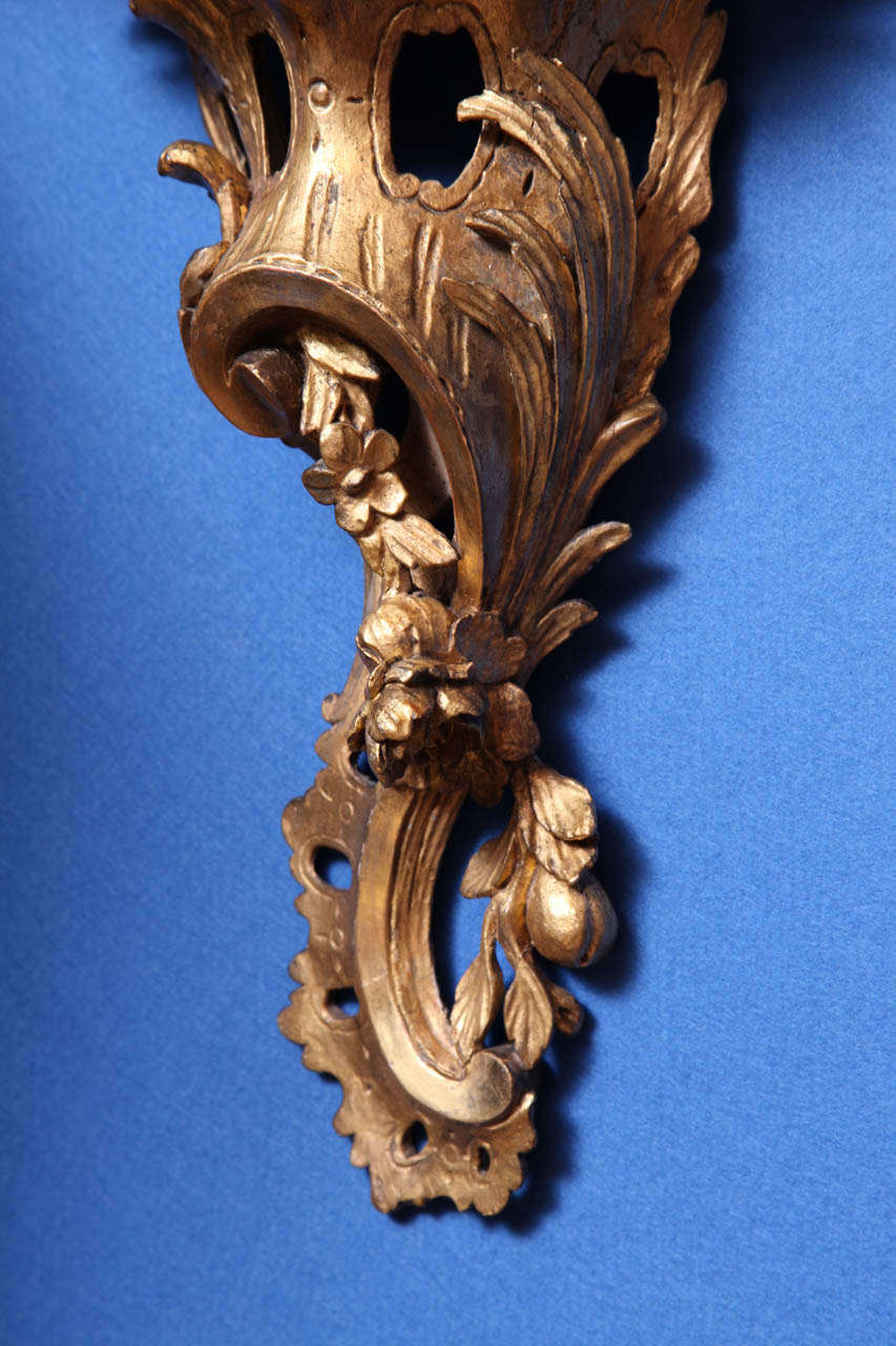 Mid-18th Century Pair of Chippendale Period Carved Rococo Giltwood Wall Lights, circa 1755 For Sale