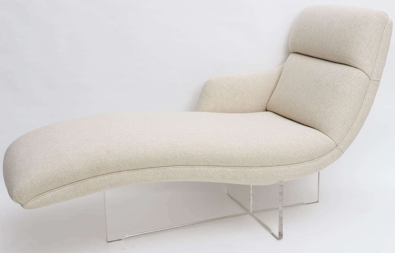 Gorgeous Erica lounge by Vladimir Kagan is ready to go! We've re-upholstered it in a neutral, richly-textured linen boucle.