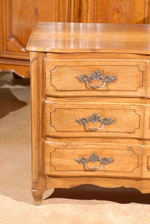 French 18th Century Louis XV Period Walnut Commode en Arbalète, Three Drawers In Good Condition In Atlanta, GA