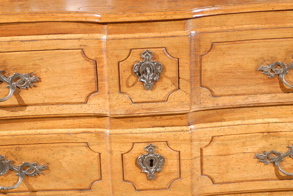 French 18th Century Louis XV Period Walnut Commode en Arbalète, Three Drawers 1