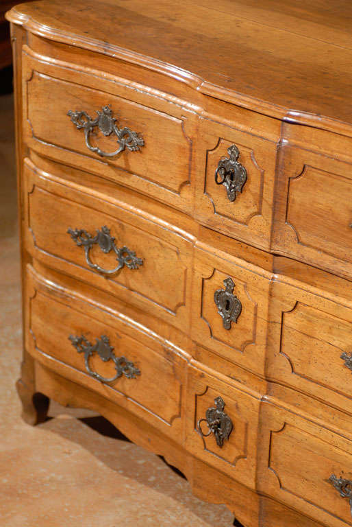 French 18th Century Louis XV Period Walnut Commode en Arbalète, Three Drawers 5