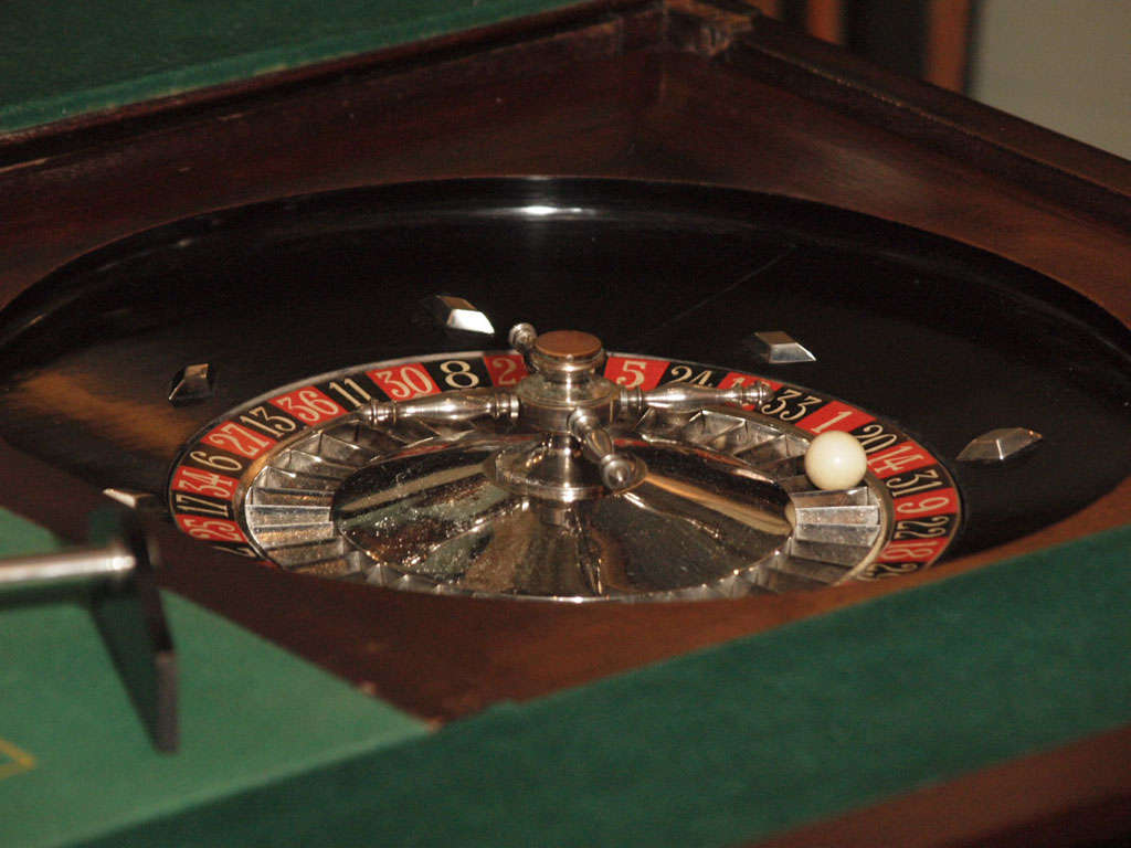 Antique English Mahogany Gentleman's Roulette Games Table In Good Condition In New Orleans, LA