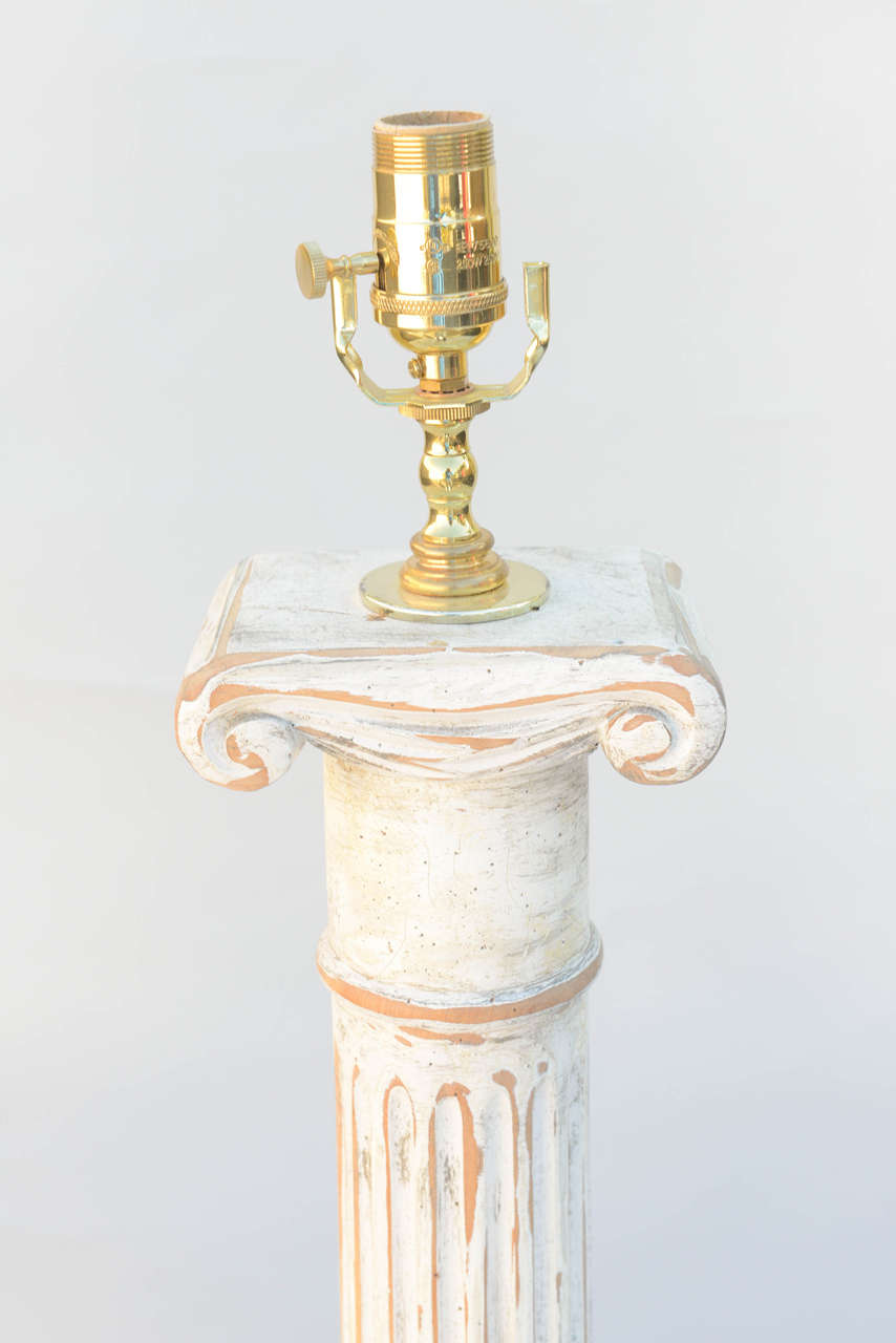 Paire de lampes à colonne en bois sculpté en vente 1