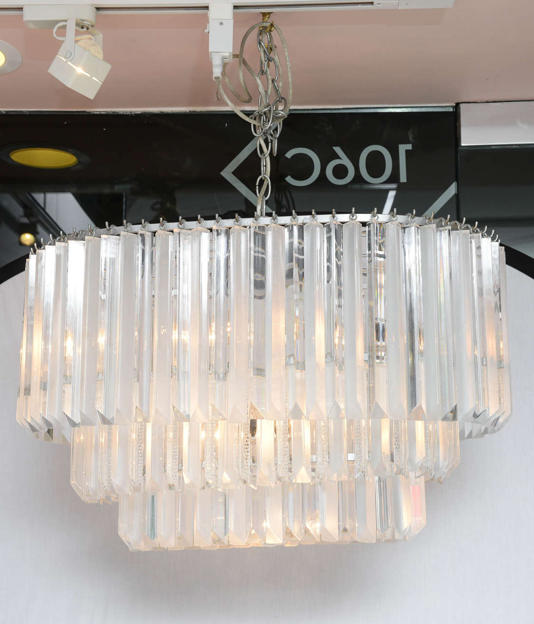 Impressive Midcentury Lucite chandelier,will brighten  any room,great light capacity if needed
11 bulbs 5+5+1