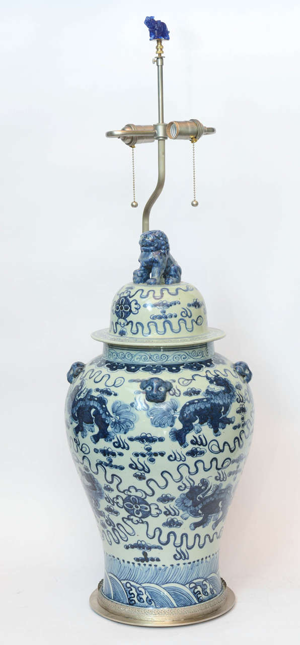 Large Pair of Chinese Porcelain Blue and White Covered Jars For Sale 1