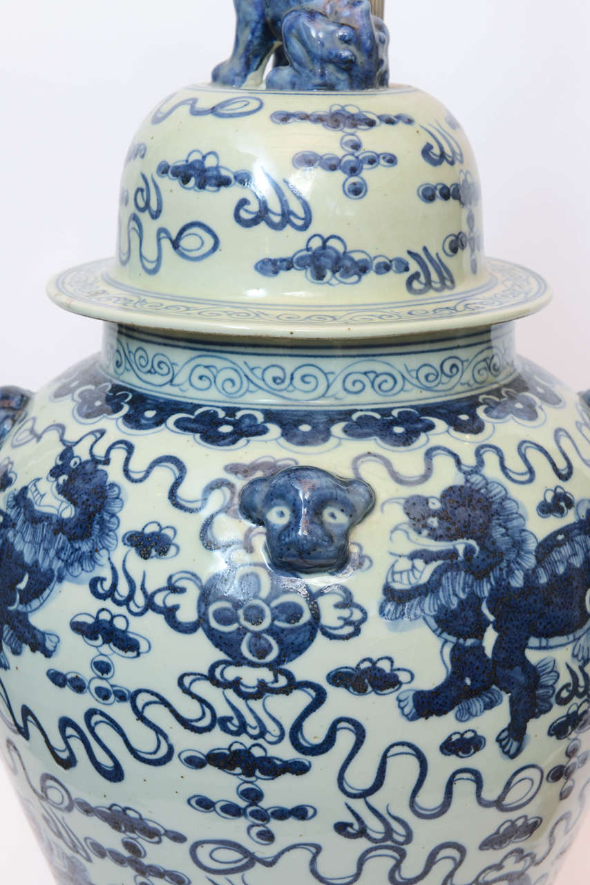 Large Pair of Chinese Porcelain Blue and White Covered Jars For Sale 5