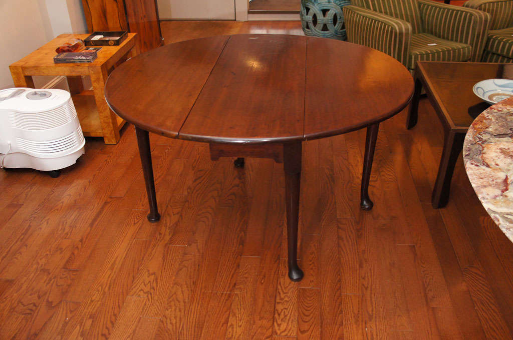 English Mahogany Drop Leaf Table In Excellent Condition In Hudson, NY