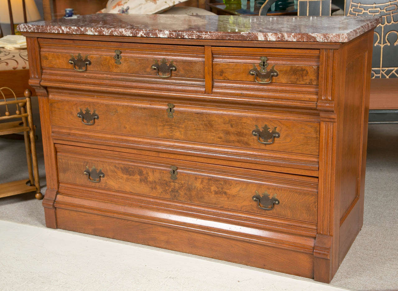 Commode anglaise du 19ème siècle en acajou et ronce de noyer avec dessus en marbre 5
