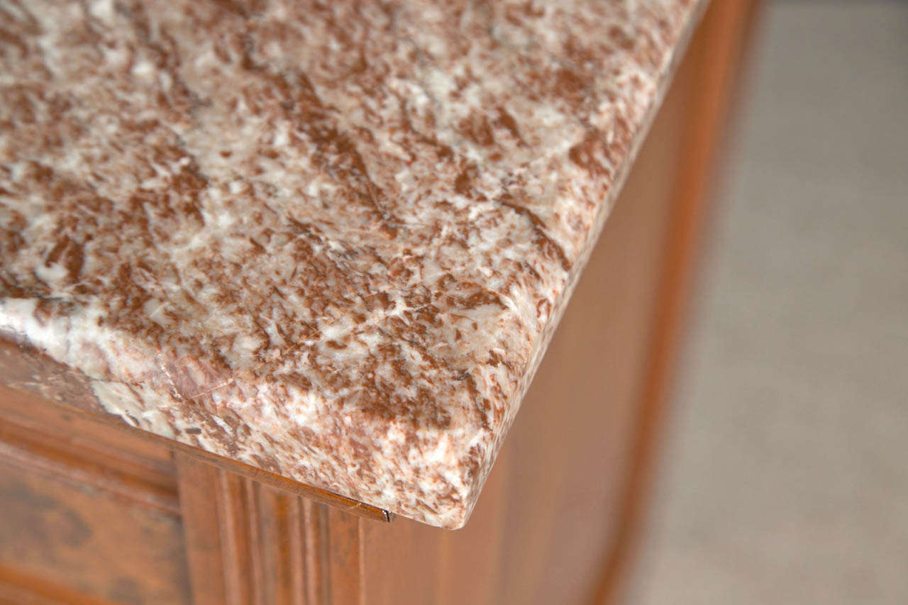 Britannique Commode anglaise du 19ème siècle en acajou et ronce de noyer avec dessus en marbre