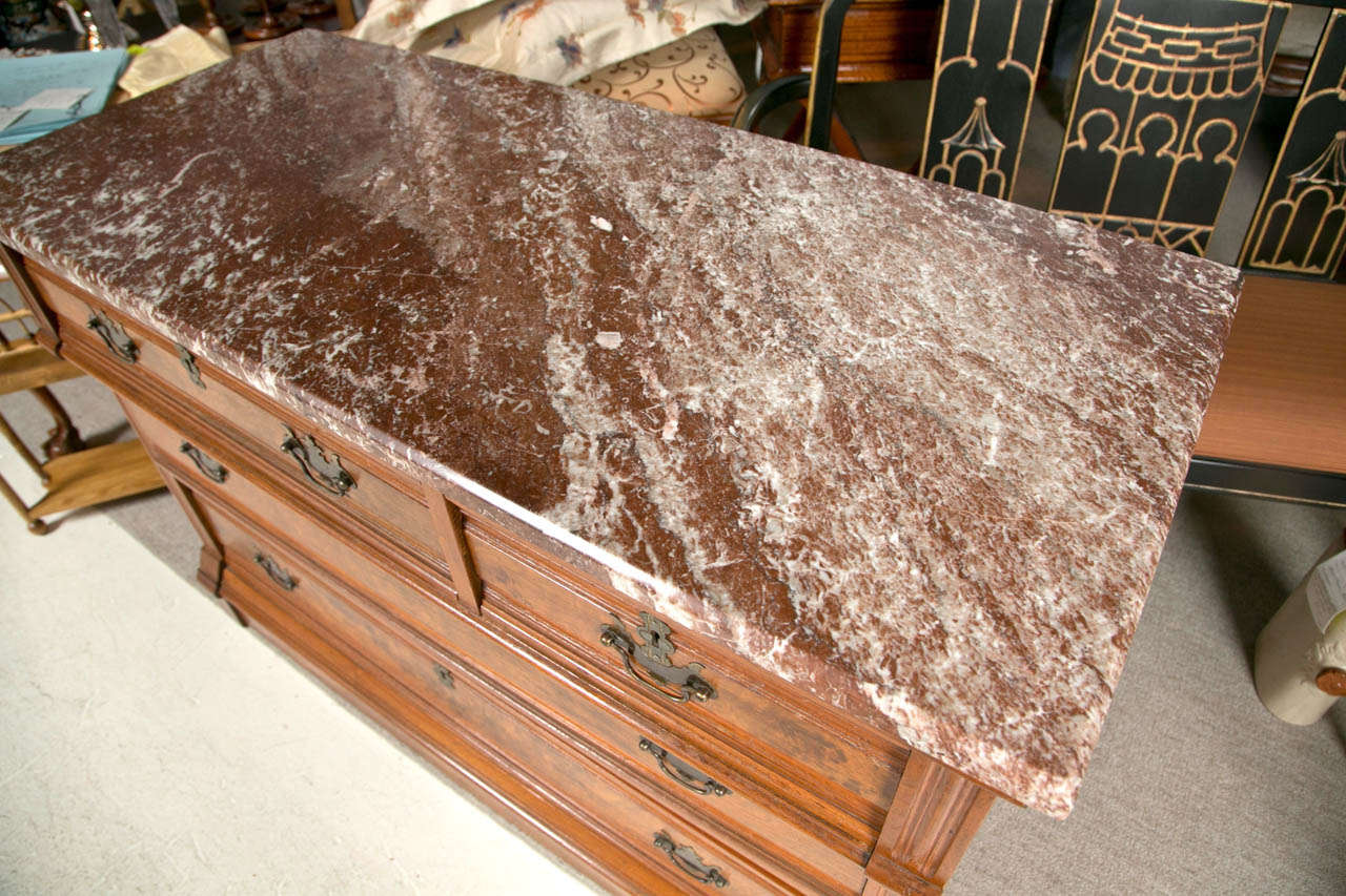 Commode anglaise du 19ème siècle en acajou et ronce de noyer avec dessus en marbre Excellent état à Stamford, CT