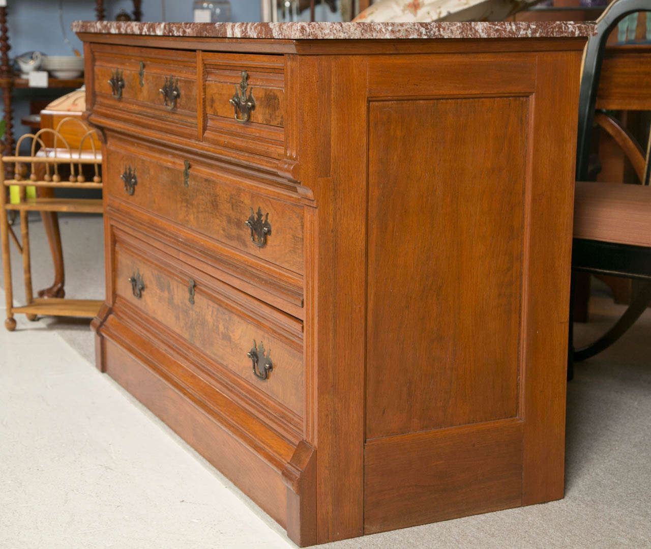 XIXe siècle Commode anglaise du 19ème siècle en acajou et ronce de noyer avec dessus en marbre