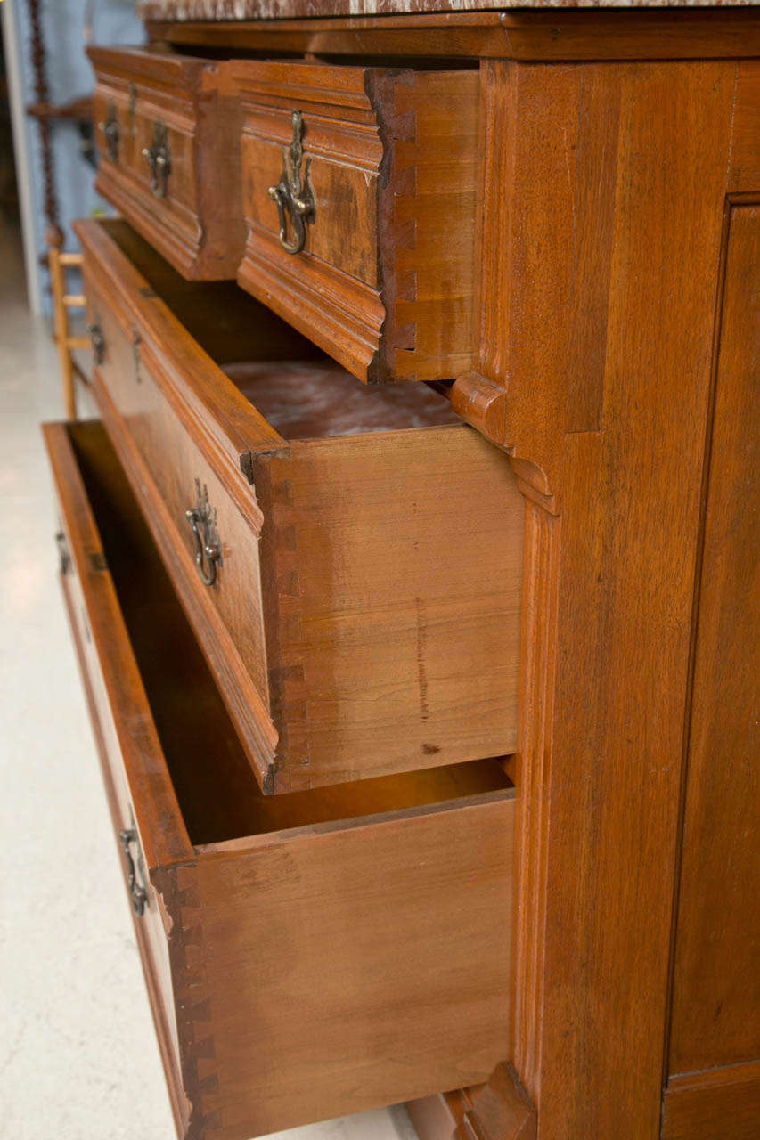Commode anglaise du 19ème siècle en acajou et ronce de noyer avec dessus en marbre 1