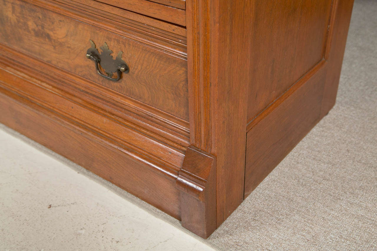 Commode anglaise du 19ème siècle en acajou et ronce de noyer avec dessus en marbre 2