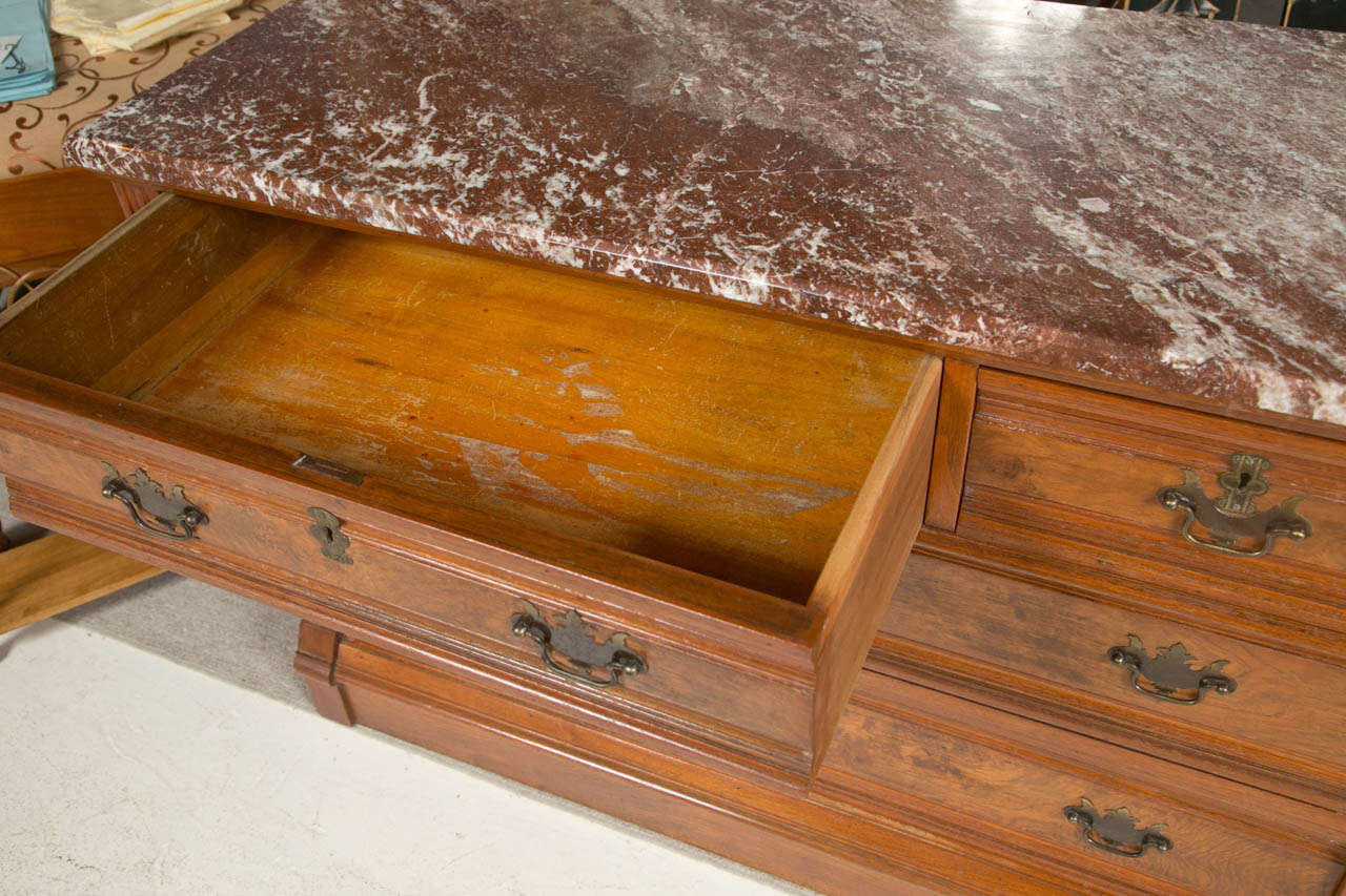Commode anglaise du 19ème siècle en acajou et ronce de noyer avec dessus en marbre 3