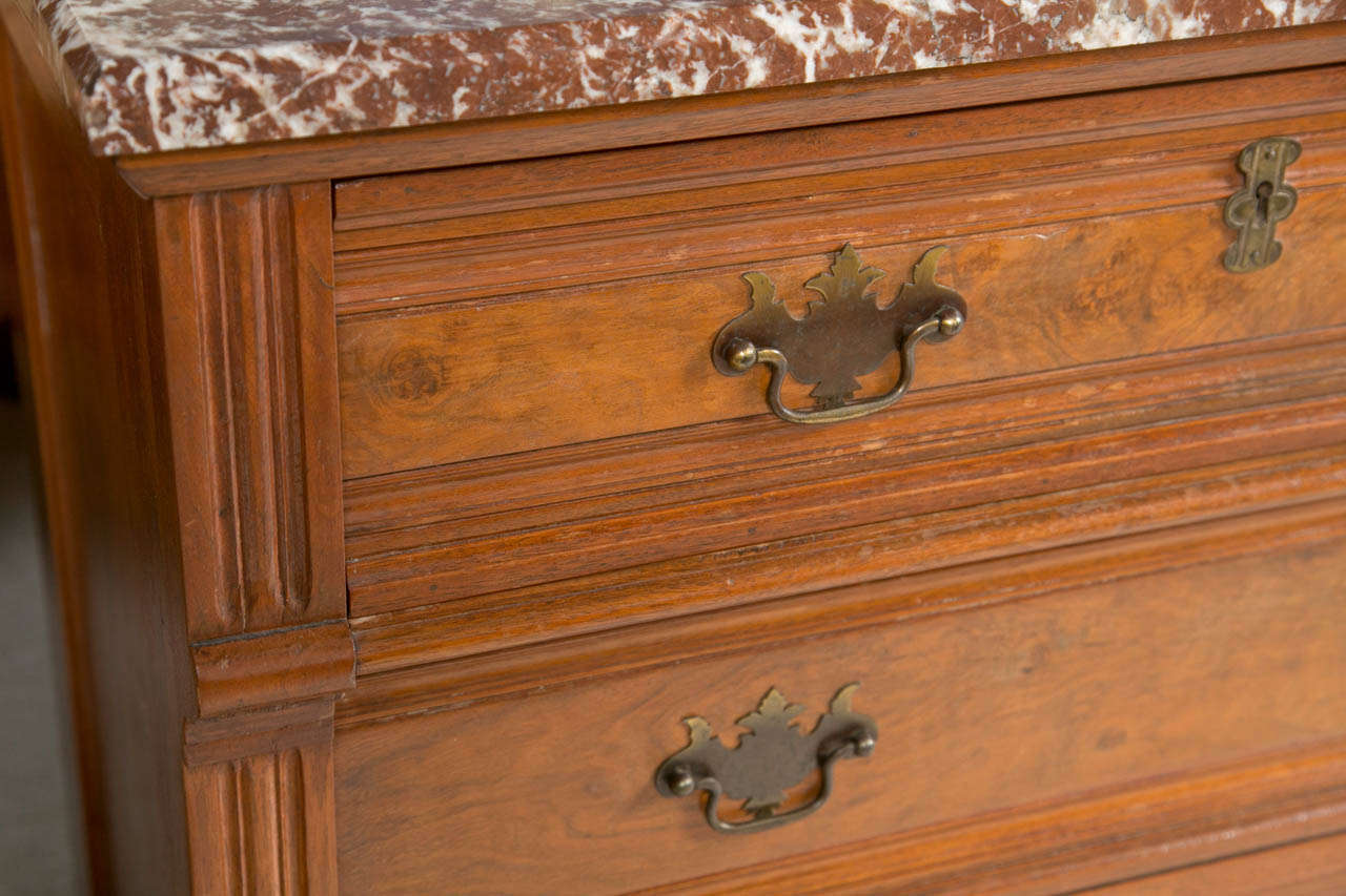 Commode anglaise du 19ème siècle en acajou et ronce de noyer avec dessus en marbre 4