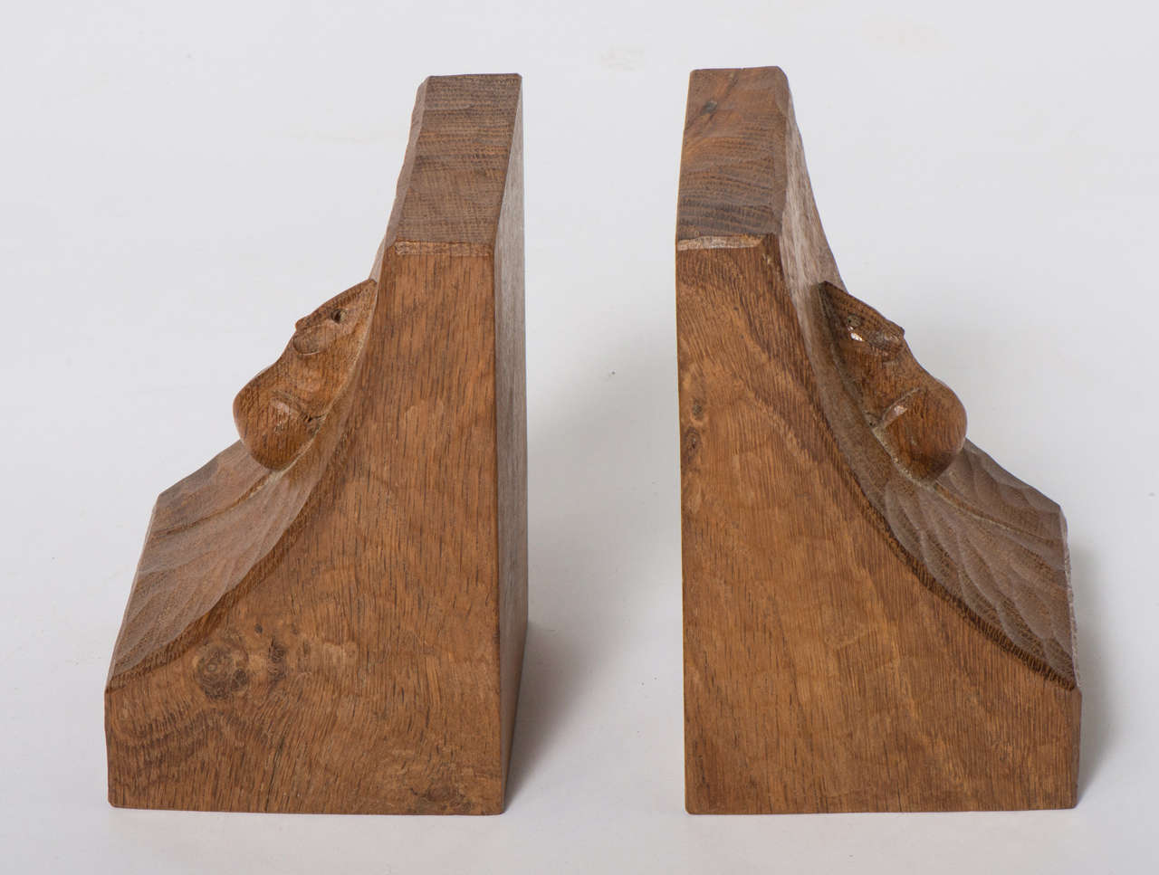Robert Mouseman Thompson carved oak bookends, England circa 1960 In Excellent Condition In Macclesfield, Cheshire