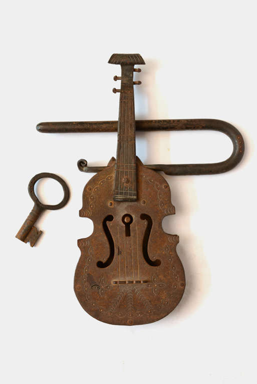 Whimsical Violin Iron Lock and Key In Good Condition In West Palm Beach, FL