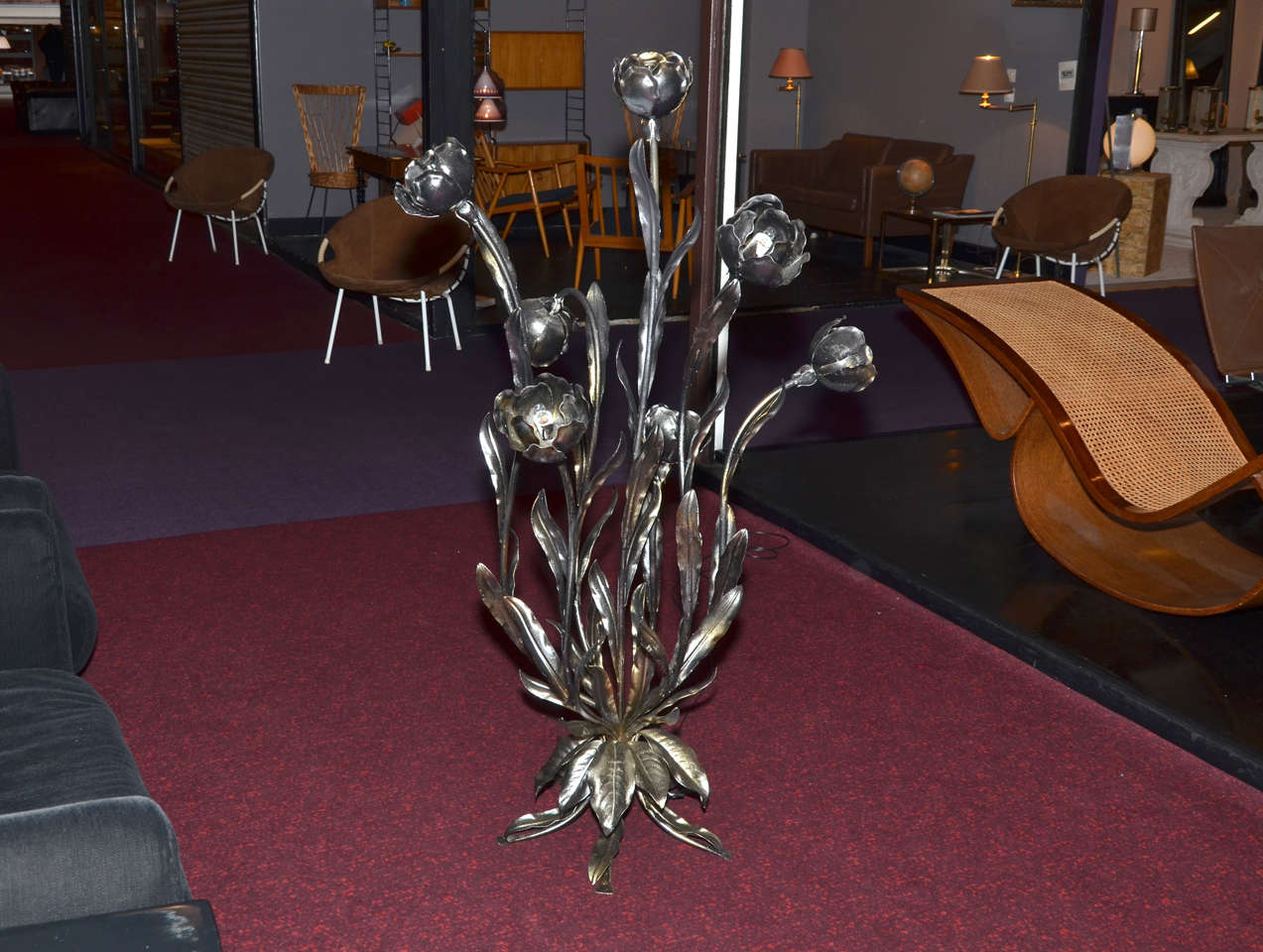1950s floral floor lamp in metal completely refinished in silver-black patina. Seven lights. Wired for European use.