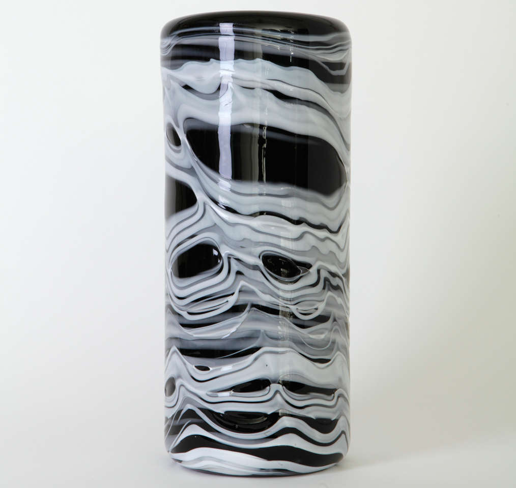 Vase from the “Mexico” series in calcedonio glass, black and lattimo.
Engraved signature: “Venini Italia”.
 