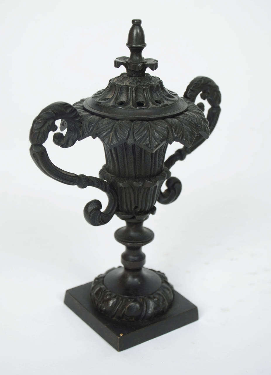 Pair of Regency Bronze Perfume Burners In Good Condition In Henley-on Thames, Oxfordshire