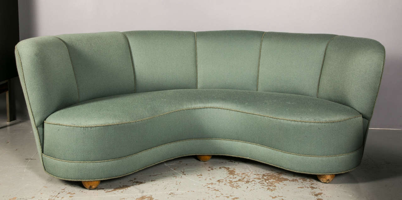 Very nice banana form from the 1940-1950. Very good structural condition. Original upholstery fabric need to be changed to fit your interior.
