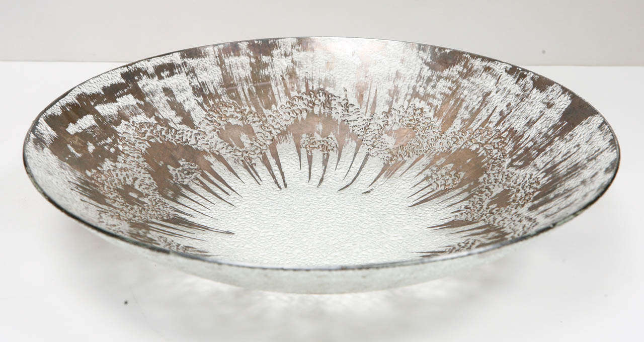Große Glasschale mit Akzenten aus Sterlingsilber. 

Strukturierte Glasschale, die von Hand mit Sterlingsilber verziert wurde.