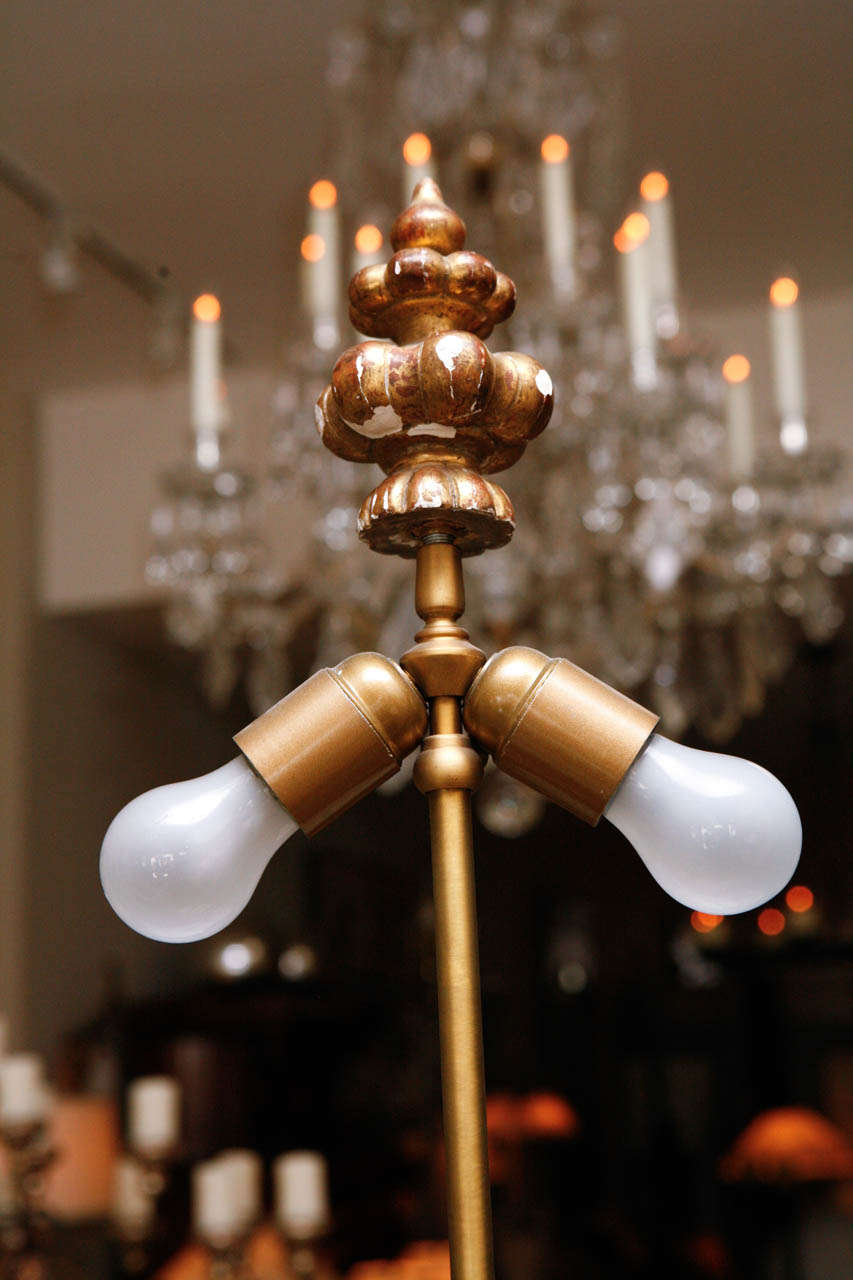 Pair of French Gold Gilded Column Lamps In Distressed Condition For Sale In Los Angeles, CA