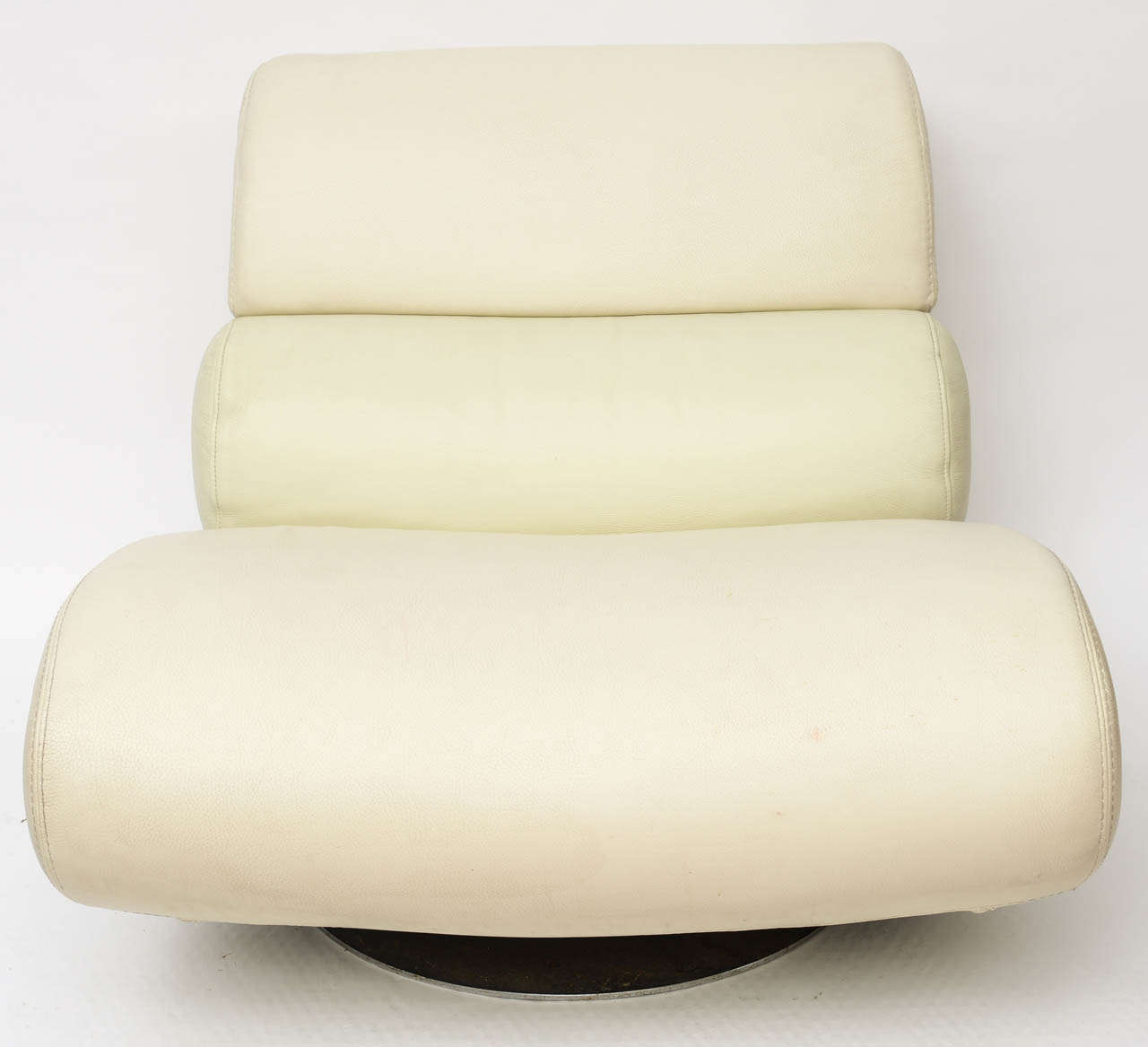 Lounge seat by Roche Bobois in luxurious leather.