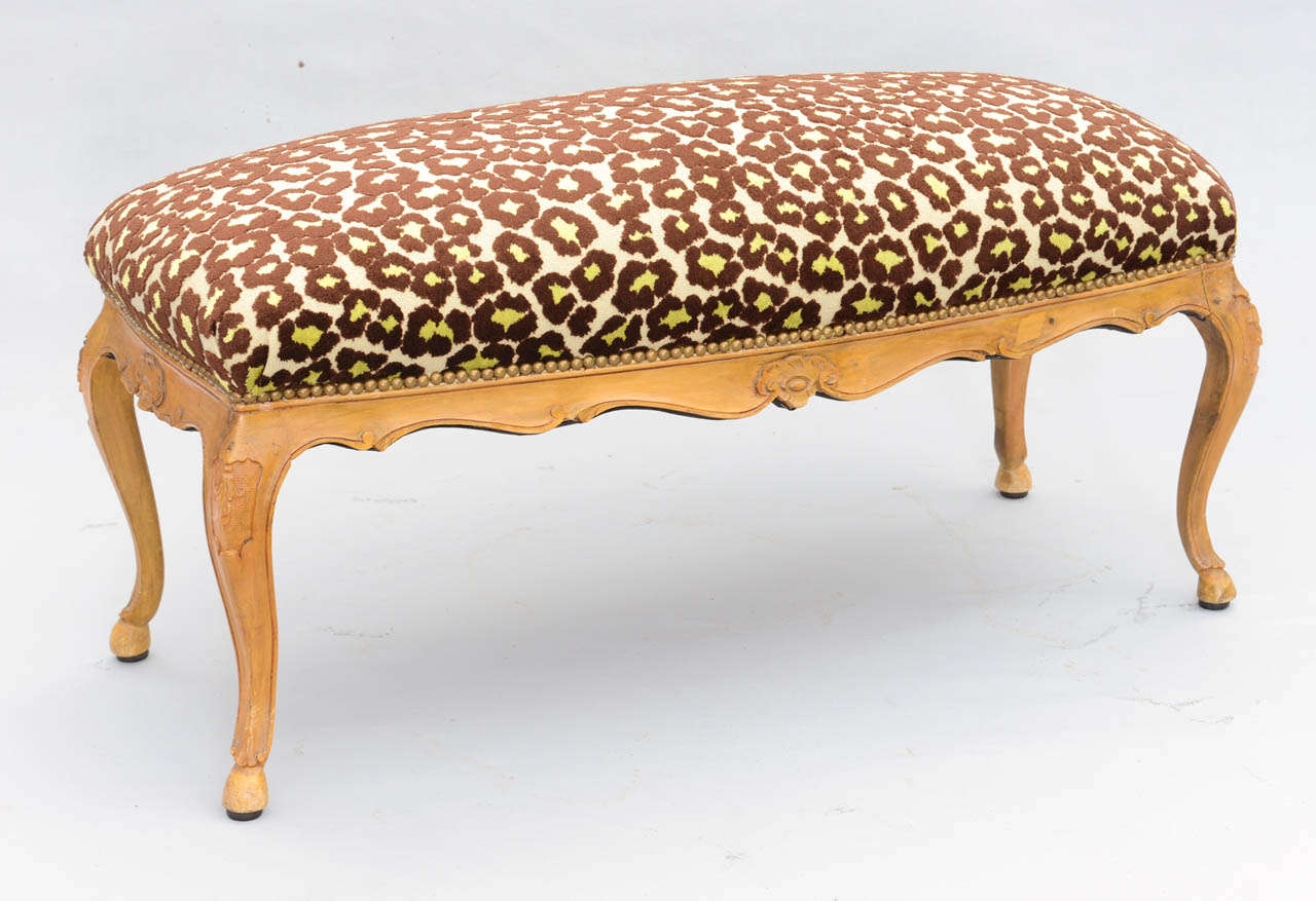 Banc, avec assise en couronne garnie de tissu chenille léopard sculpté, reposant sur un tablier délicatement sculpté et des pieds cabriole.

Stock ID : D6720