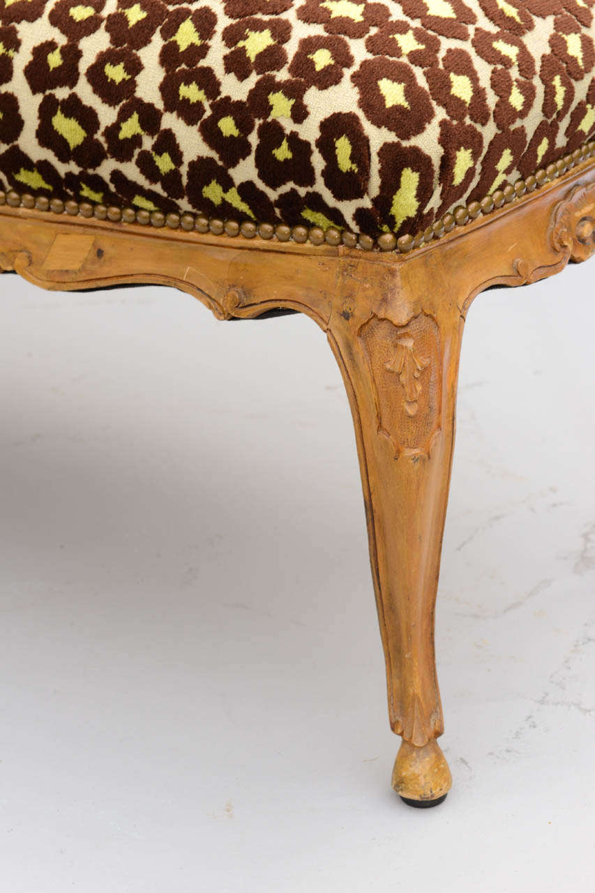 Banc rembourré de style Louis XV en vente 1