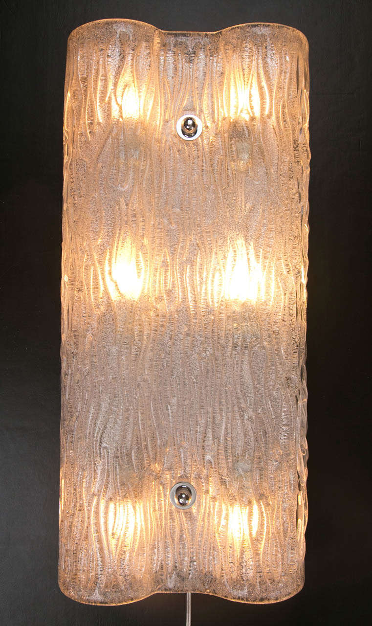 One textured clear blown Murano wavy sconce with silver hardware, comprised of six lights up to 60 watts each, can be displayed horizontally or vertically
only one remains in stock.