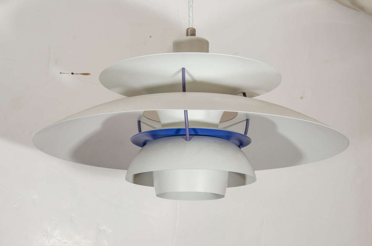 Una delle lampade più famose e ricercate di Poul Henningsen, disegnata per Louis Poulsen, in Danimarca, questa coppia di lampade in alluminio smaltato bianco opaco è accentuata da dettagli in blu reale e rosso. Recentemente ricablate con i