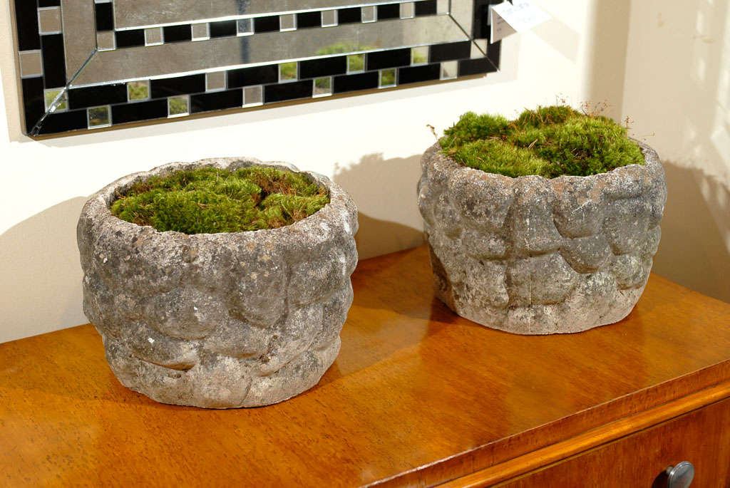 Pair of planters in faux stone design