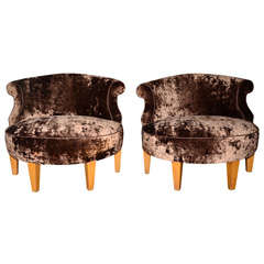 An unusual pair of slipper lounge chairs
