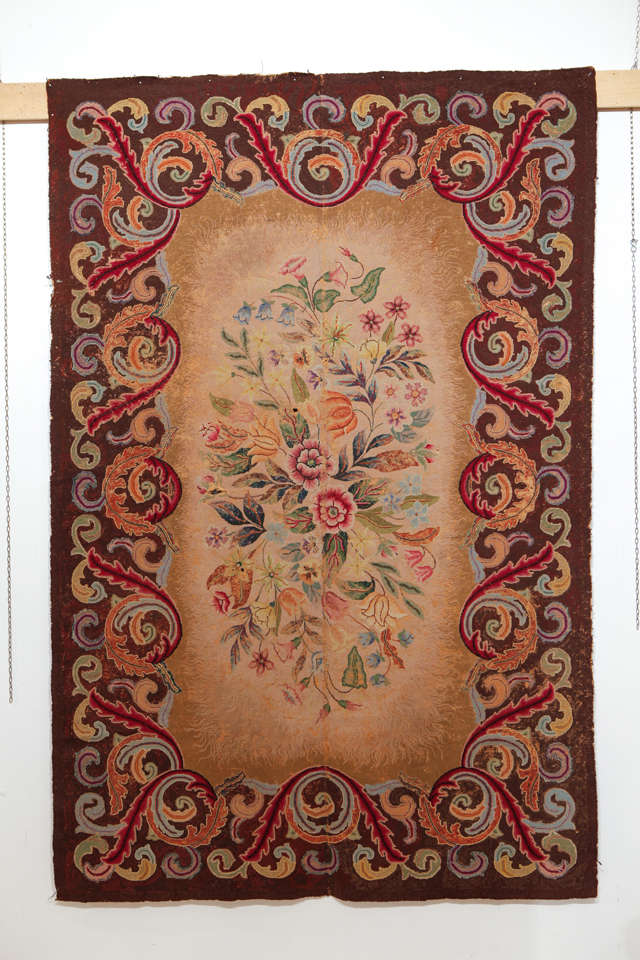 Dieser seltene amerikanische Hakenteppich ist mit einem floralen Muster verziert, das von französischen Aubussons und Savonneries inspiriert ist. Er ist sehr fein aus farbiger Wolle gewebt. Eines der schönsten Stücke dieser Art, die ich je in der