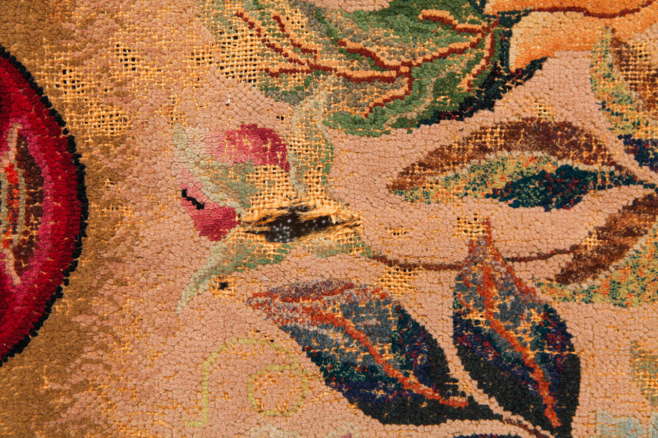 Früher amerikanischer geblümter Hooked-Teppich mit Kapuze, 1880er Jahre (Colonial Revival) im Angebot