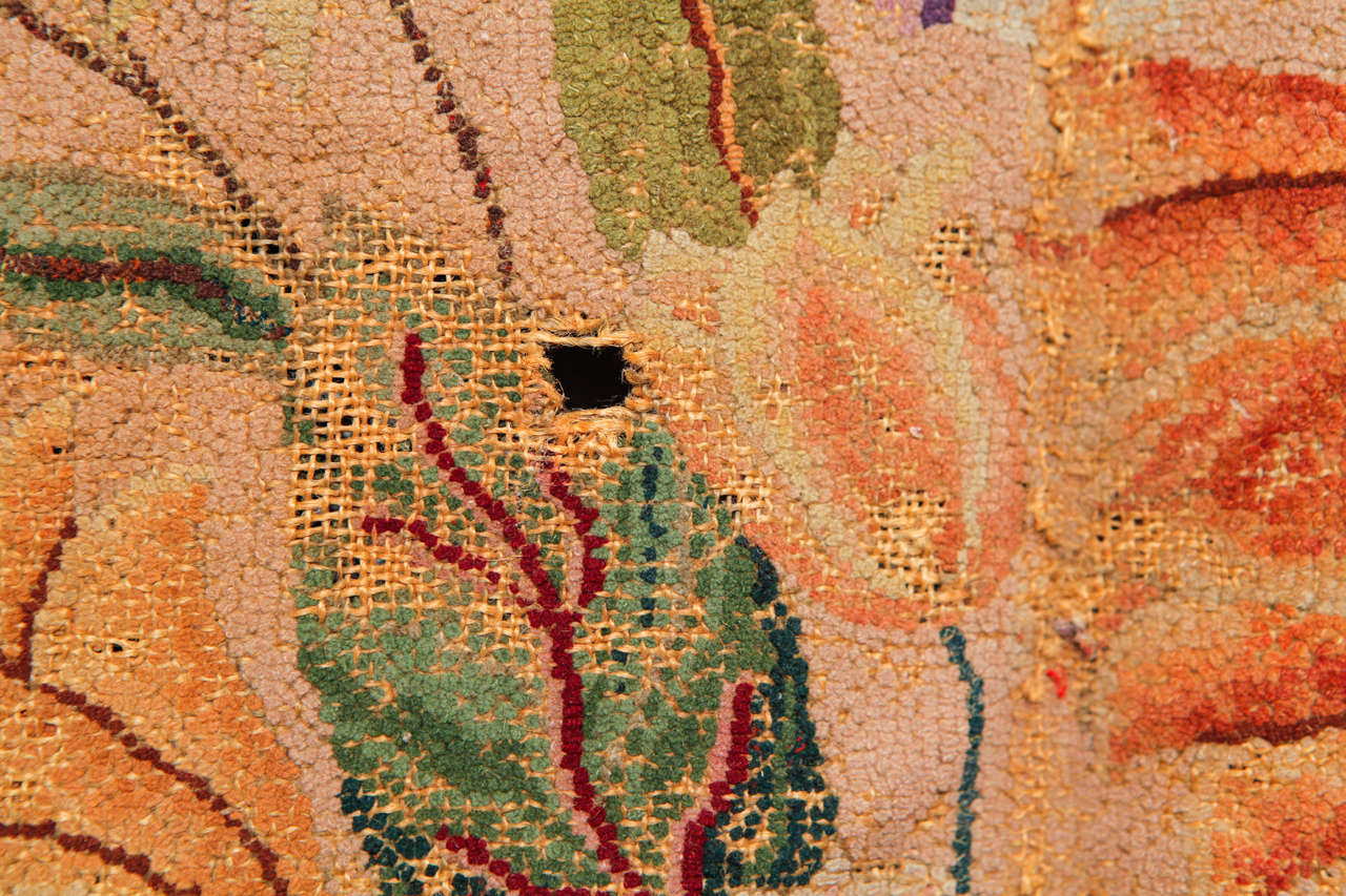 Früher amerikanischer geblümter Hooked-Teppich mit Kapuze, 1880er Jahre (Handgewebt) im Angebot