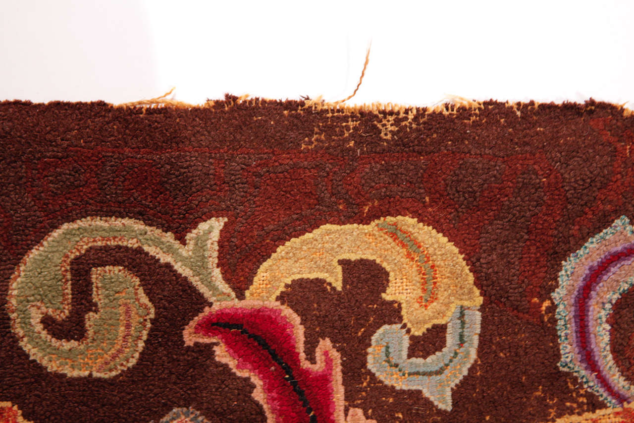 Früher amerikanischer geblümter Hooked-Teppich mit Kapuze, 1880er Jahre im Angebot 1