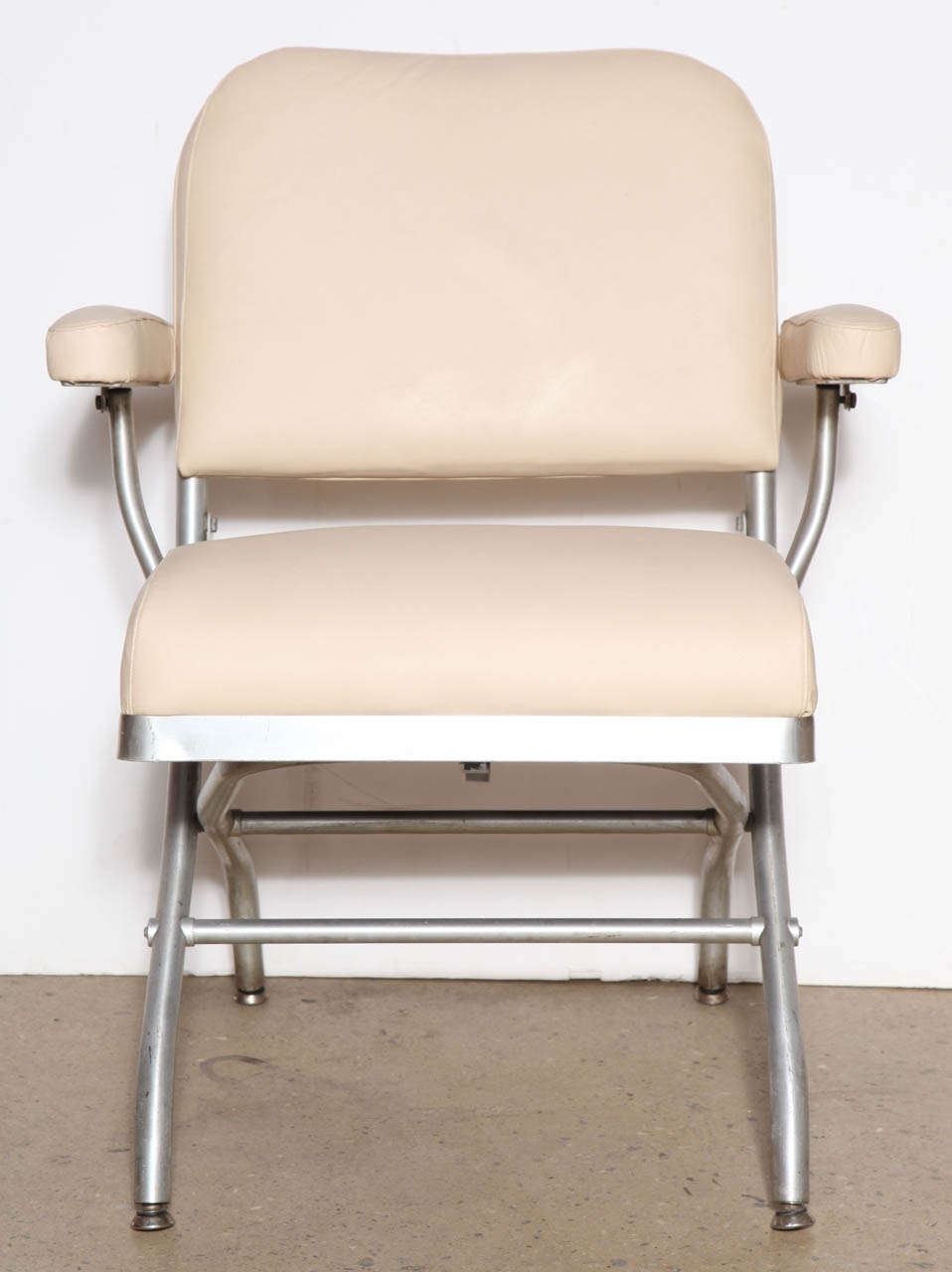 Super comfortable Warren McArthur for Mayfair Industries, Yonkers, NY. Aluminum and leather folding chair. Featuring a supportive tubular aluminum frame, newly reupholstered in vanilla and cream leather. Great portable chair.
Nice occasional