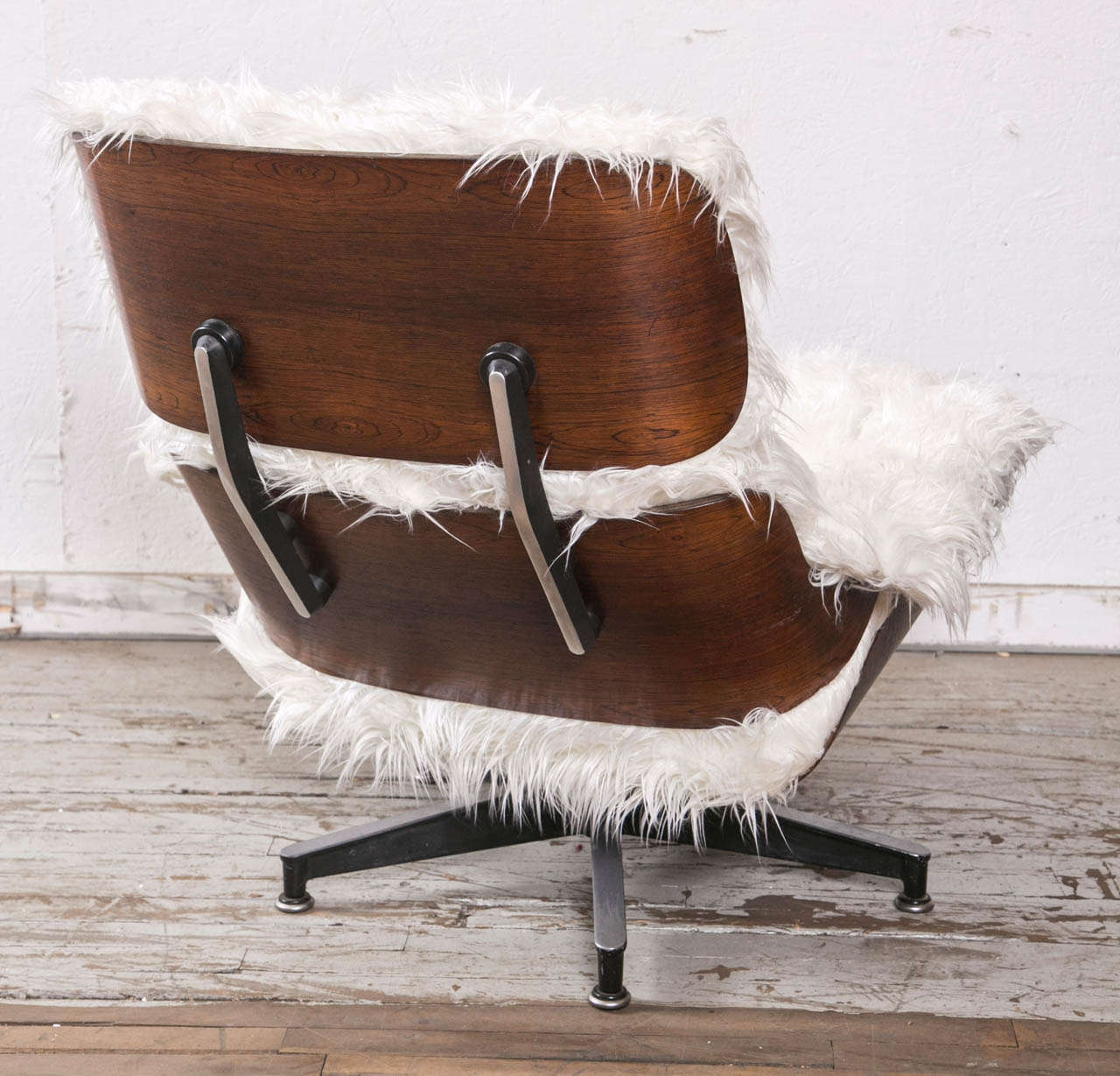 Eames 670 Rosewood Lounge Chair In Excellent Condition For Sale In Bedford, NY
