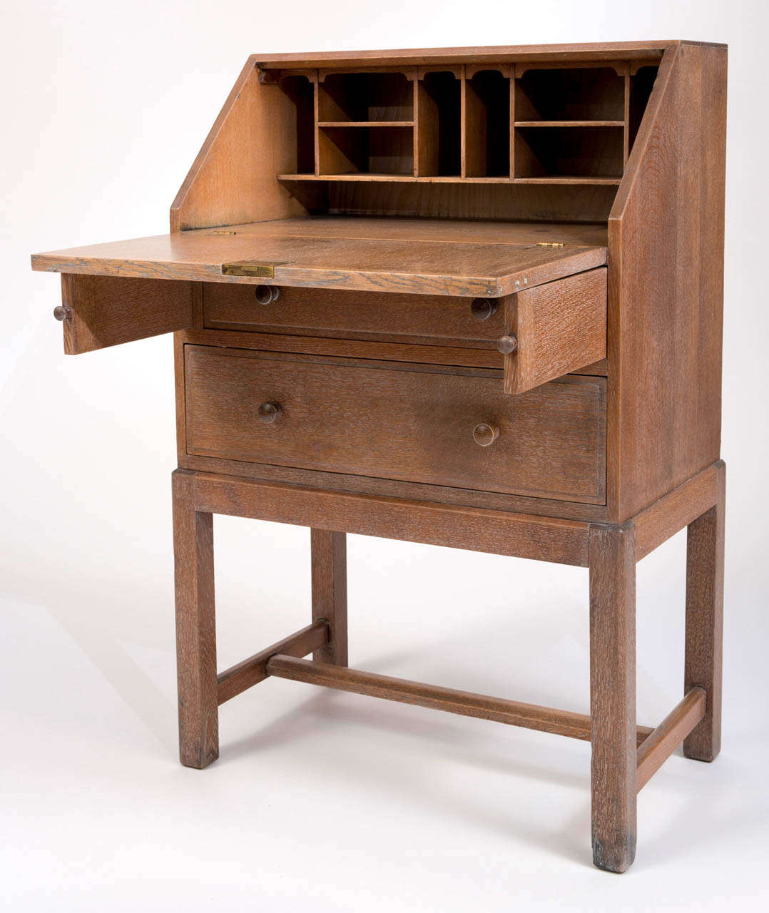 Heals and Son limed oak fold down bureau, England circa 1930 In Good Condition For Sale In Macclesfield, Cheshire
