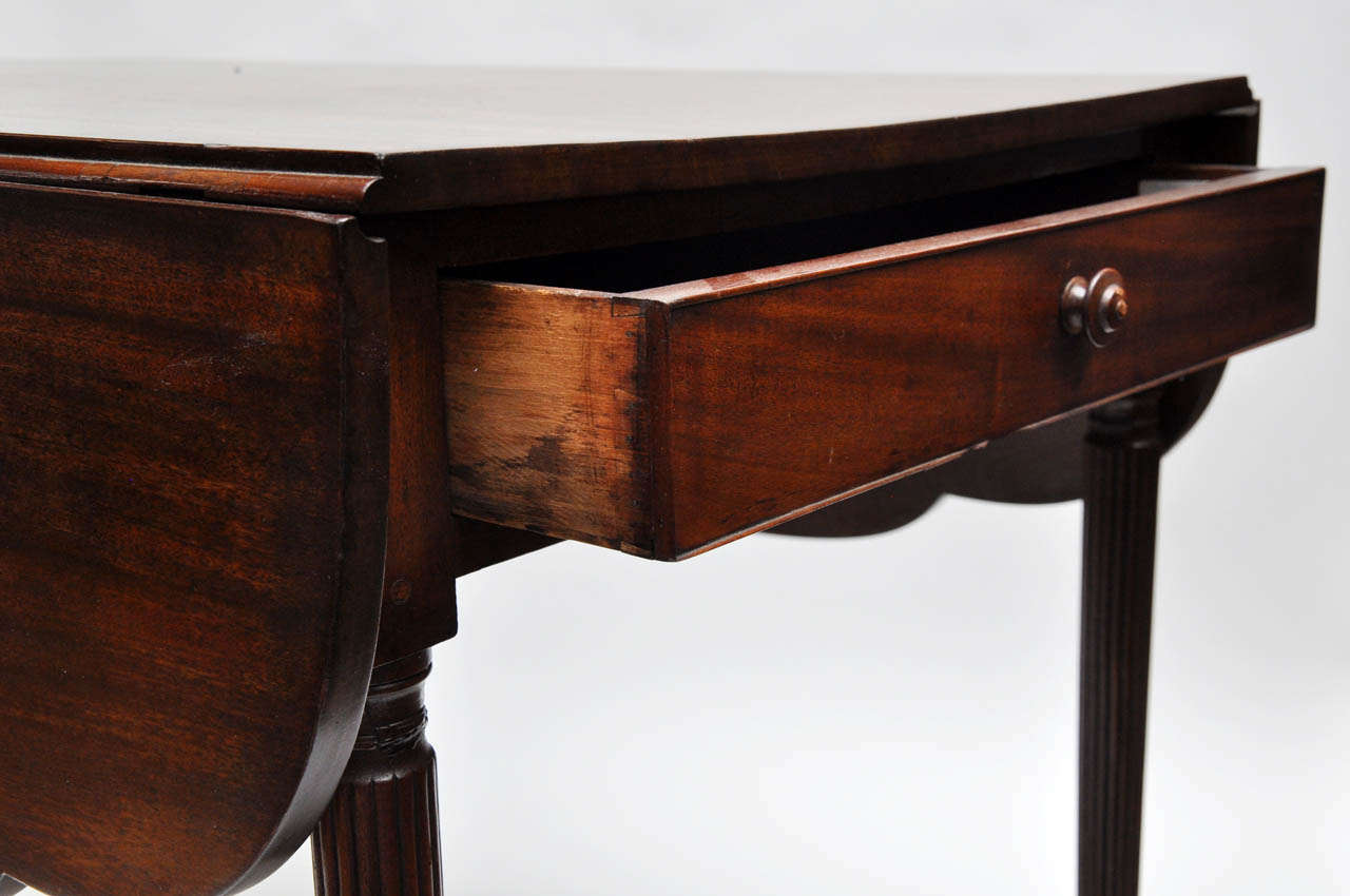New York State Walnut Flap Table, Circa 1830 In Good Condition In Lake Forest, IL