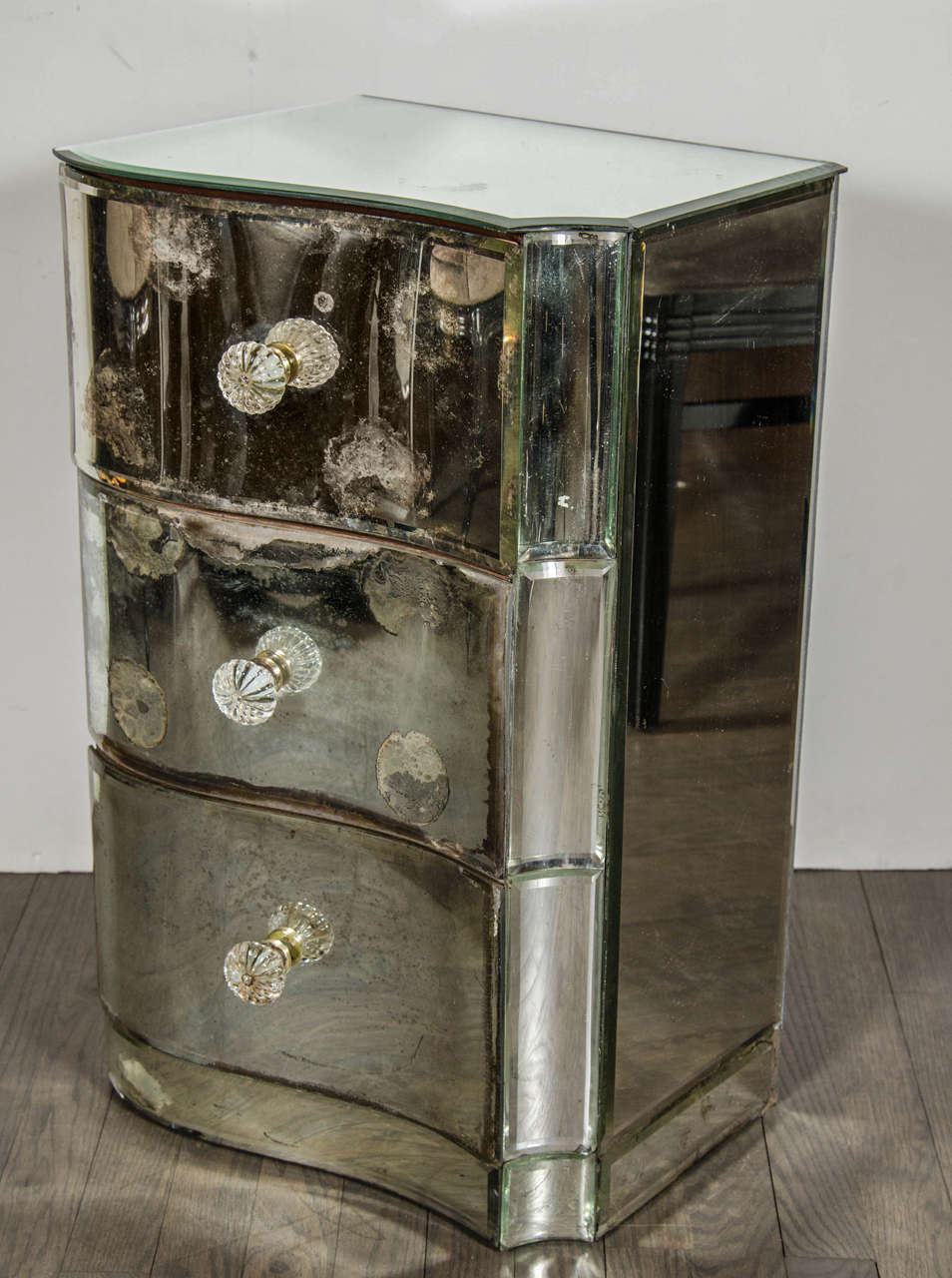 Pair of 1940s Directoire Mirrored Art Deco Nightstands or End Tables In Excellent Condition In New York, NY
