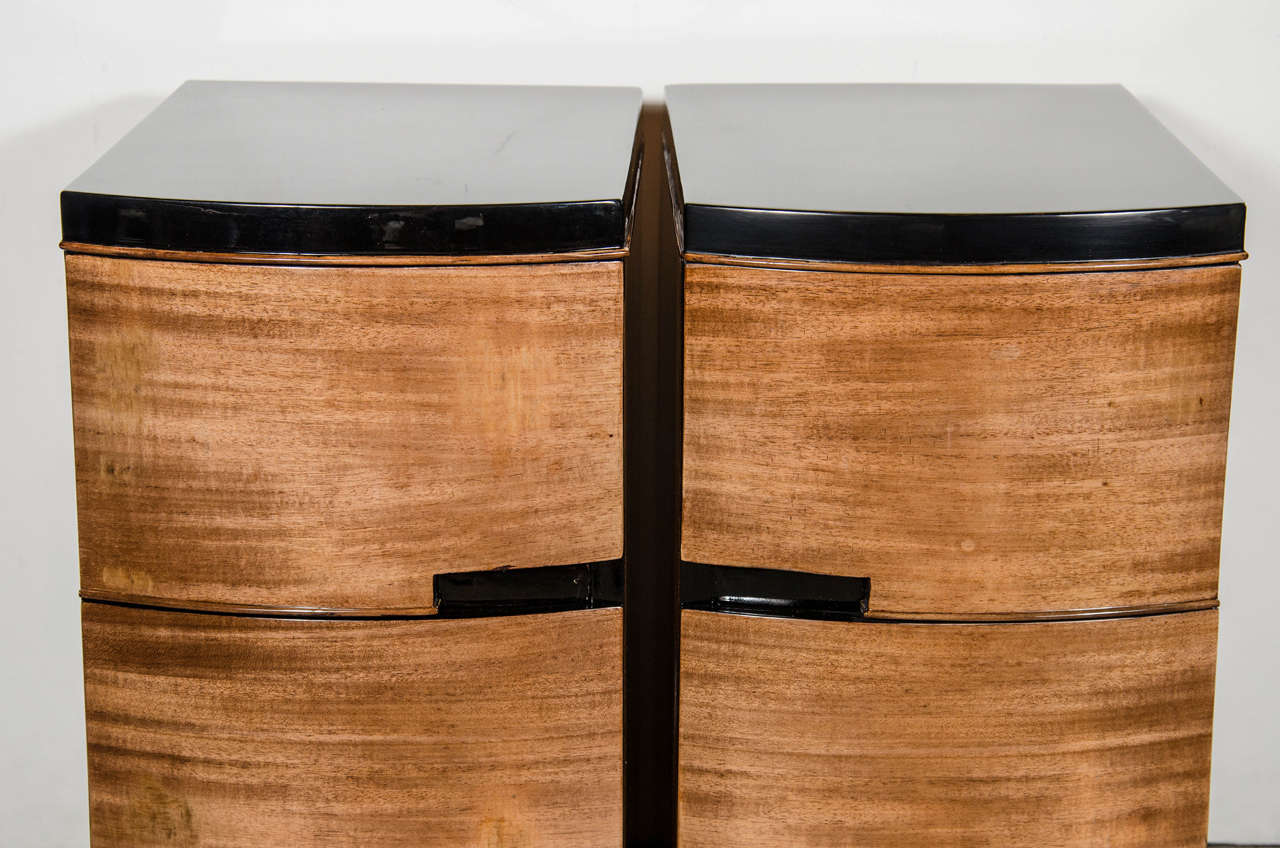 Pair of Streamlined Art Deco Nightstands in Mahogany and Black Lacquer In Excellent Condition In New York, NY