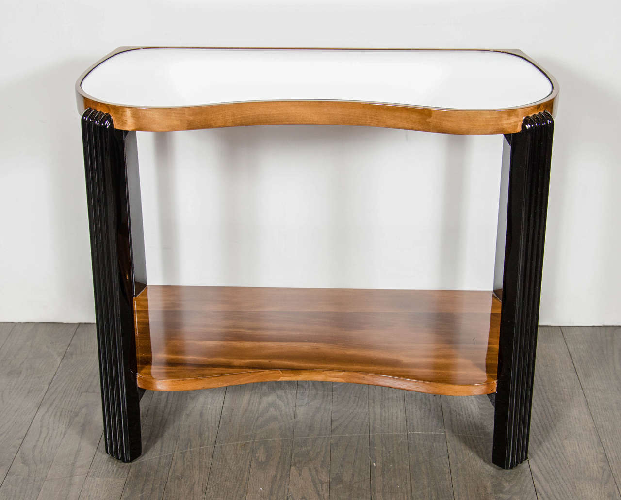 American Art Deco Machine Age Side Table with Streamline Reeded Leg Design For Sale