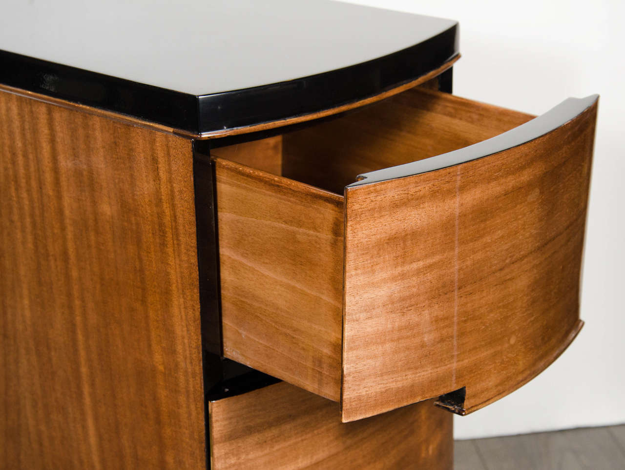 Pair of Streamlined Art Deco Nightstands in Mahogany and Black Lacquer