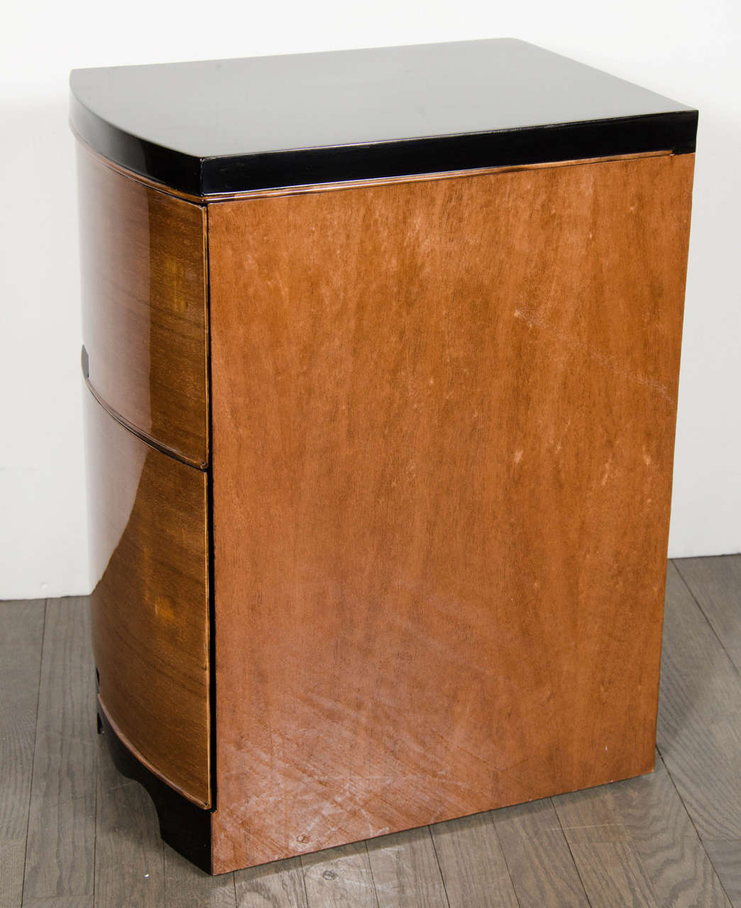 Pair of Streamlined Art Deco Nightstands in Mahogany and Black Lacquer