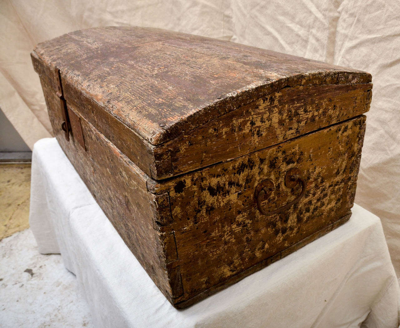 Early 19th Century American Primitive Painted Leopard Pattern Dome Top Trunk. This Is An Unusual Pattern To Have Been Used As The Leopard Would Not Have Been Something That Someone In Rural American At The Time Would Have Encountered. The Sides Have