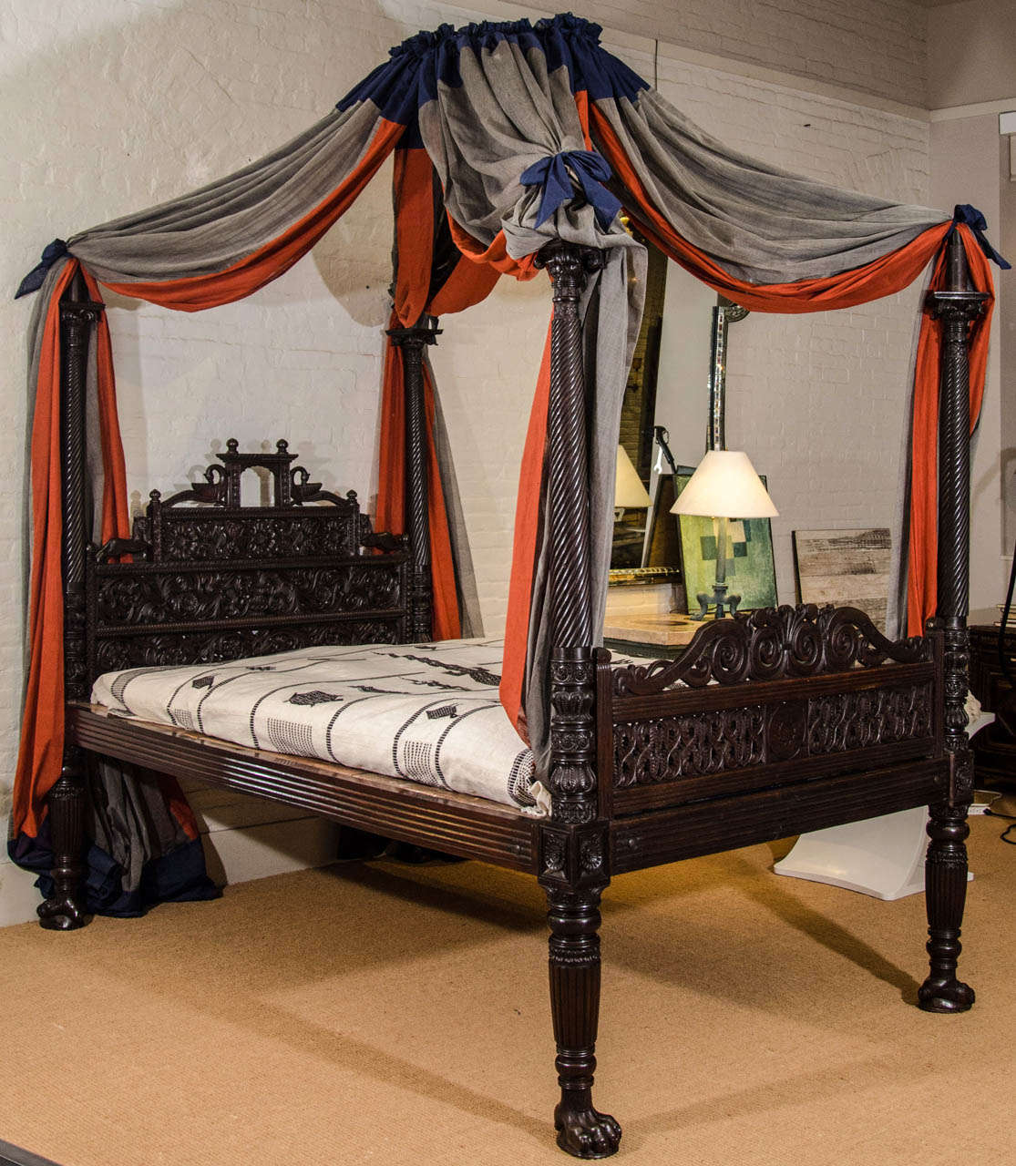 Un magnifique lit attrayant et finement sculpté. La tête de lit est sculptée de lions et de paons opposés, l'intérieur est sculpté d'un motif d'urnes émettant des fleurs et des feuillages.  Le pied de lit est sculpté de feuillages et de fougères